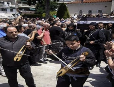 Βίντεο: Οι Πόντιοι αποχαιρέτησαν με λύρες τον Χάρυ Κλυνν